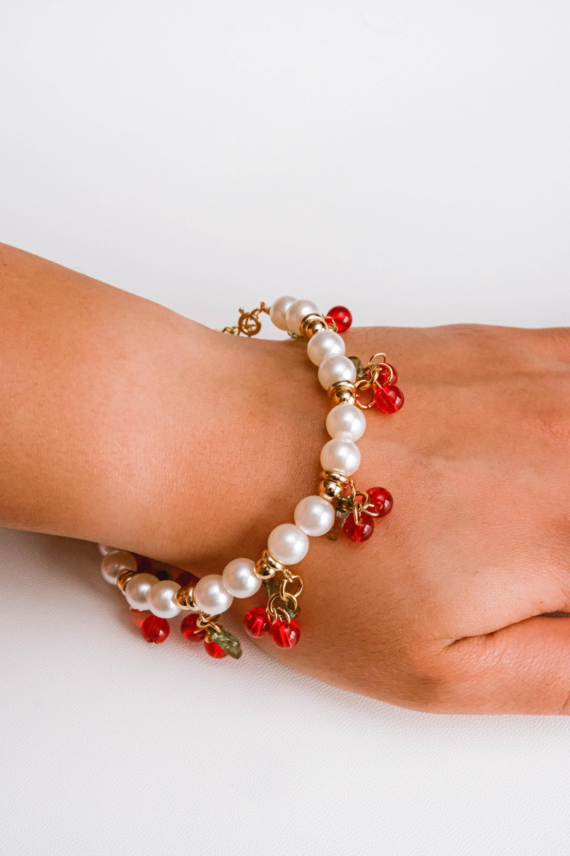Cherry Pearl Bracelet, Handmade Charm Bracelet, Glass Bead Jewelry, Pearl Bracelet, Coquette Aesthetic, Jewelry Gift for Her, Pearl Bracelet