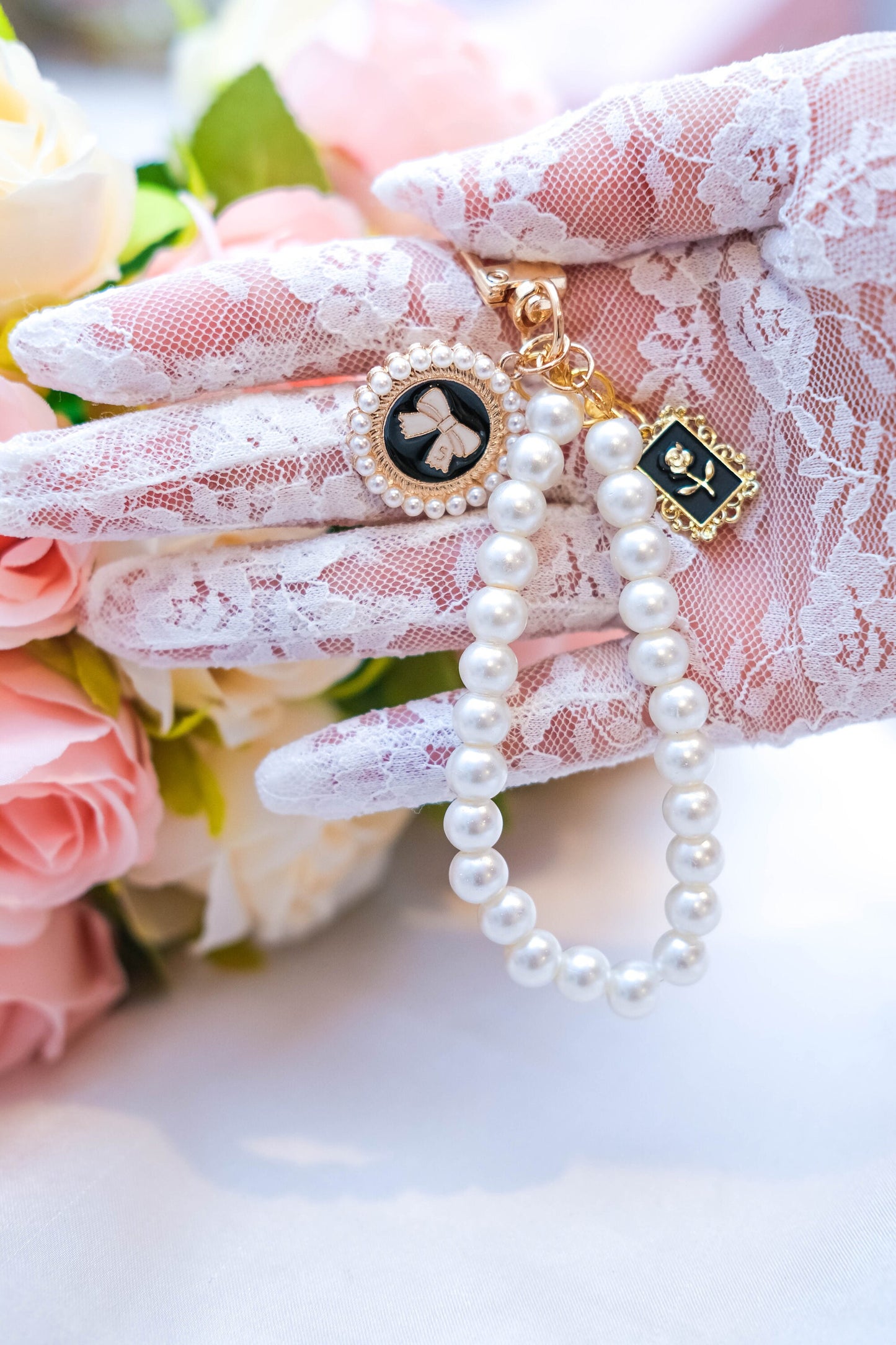 Pearl Keychain Elegant Wristlet For Women Purse Accessory For Her Gift Idea for BFF Aesthetic Women Keychain Luxury Charm Airpod Keychain