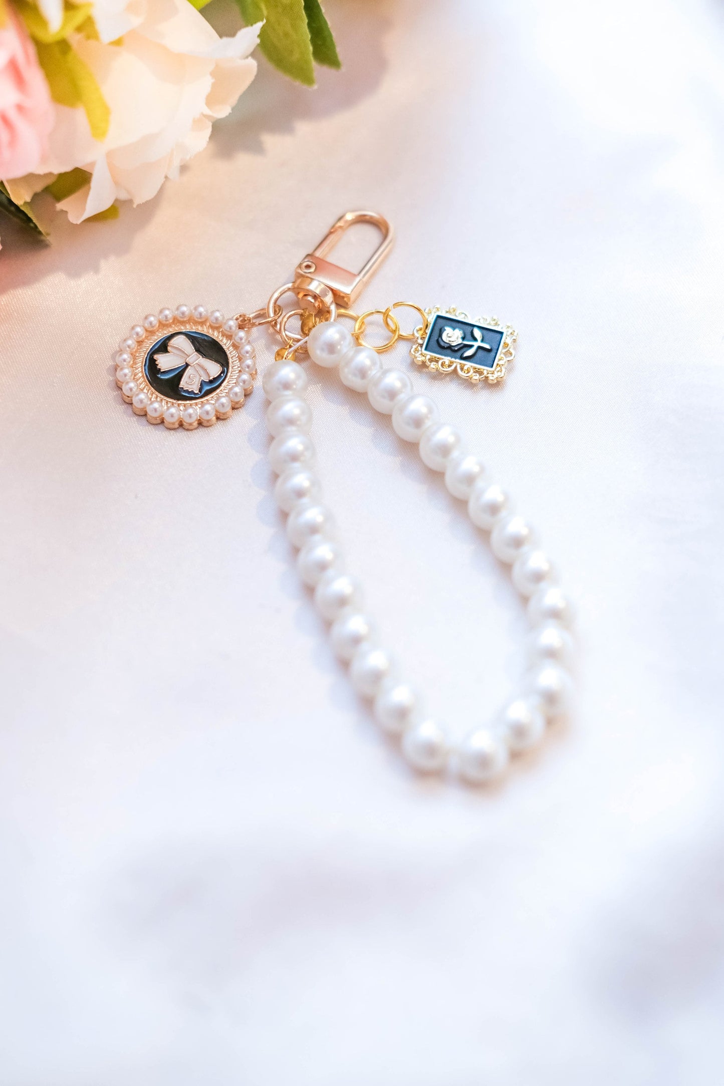 Pearl Keychain Elegant Wristlet For Women Purse Accessory For Her Gift Idea for BFF Aesthetic Women Keychain Luxury Charm Airpod Keychain