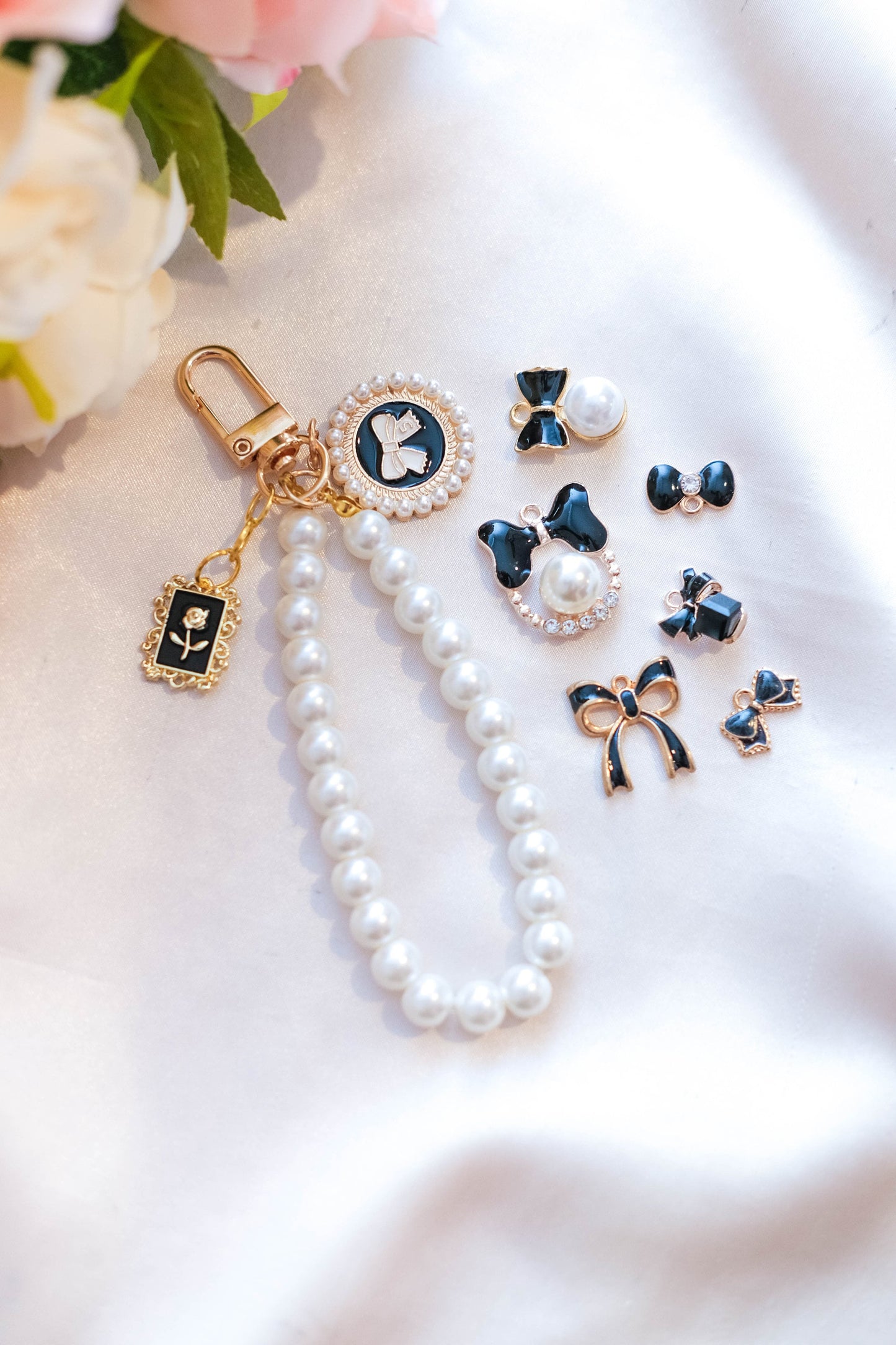 Pearl Keychain Elegant Wristlet For Women Purse Accessory For Her Gift Idea for BFF Aesthetic Women Keychain Luxury Charm Airpod Keychain