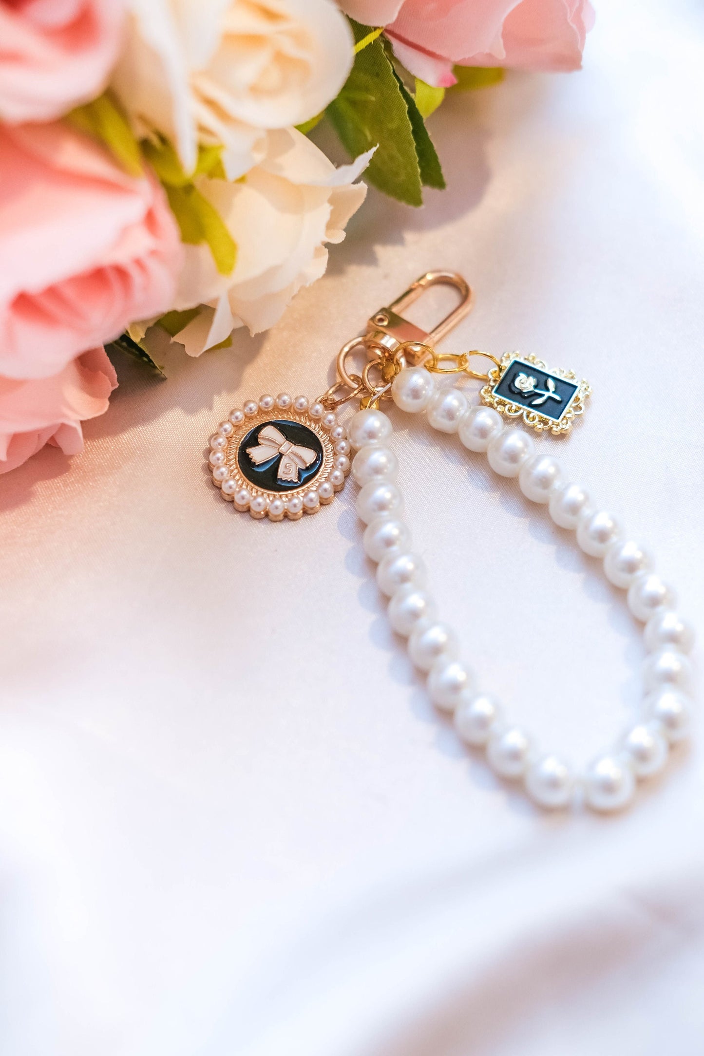 Pearl Keychain Elegant Wristlet For Women Purse Accessory For Her Gift Idea for BFF Aesthetic Women Keychain Luxury Charm Airpod Keychain