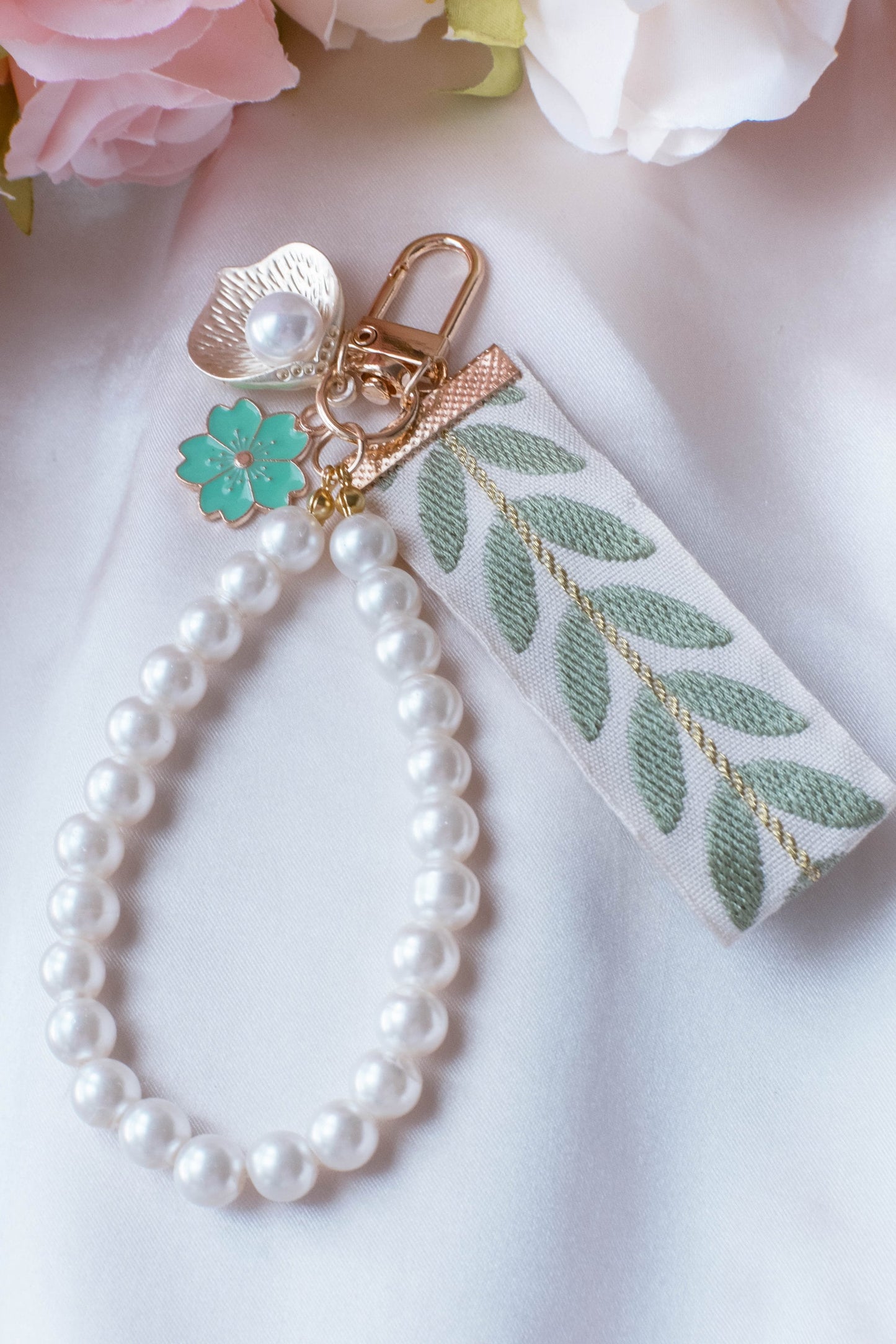 Pearl Leaf Strap Keychain Elegant Seashell Wristlet For Women Purse Accessory For Her Gift Idea for BFF Aesthetic Keychain Luxury Keychain