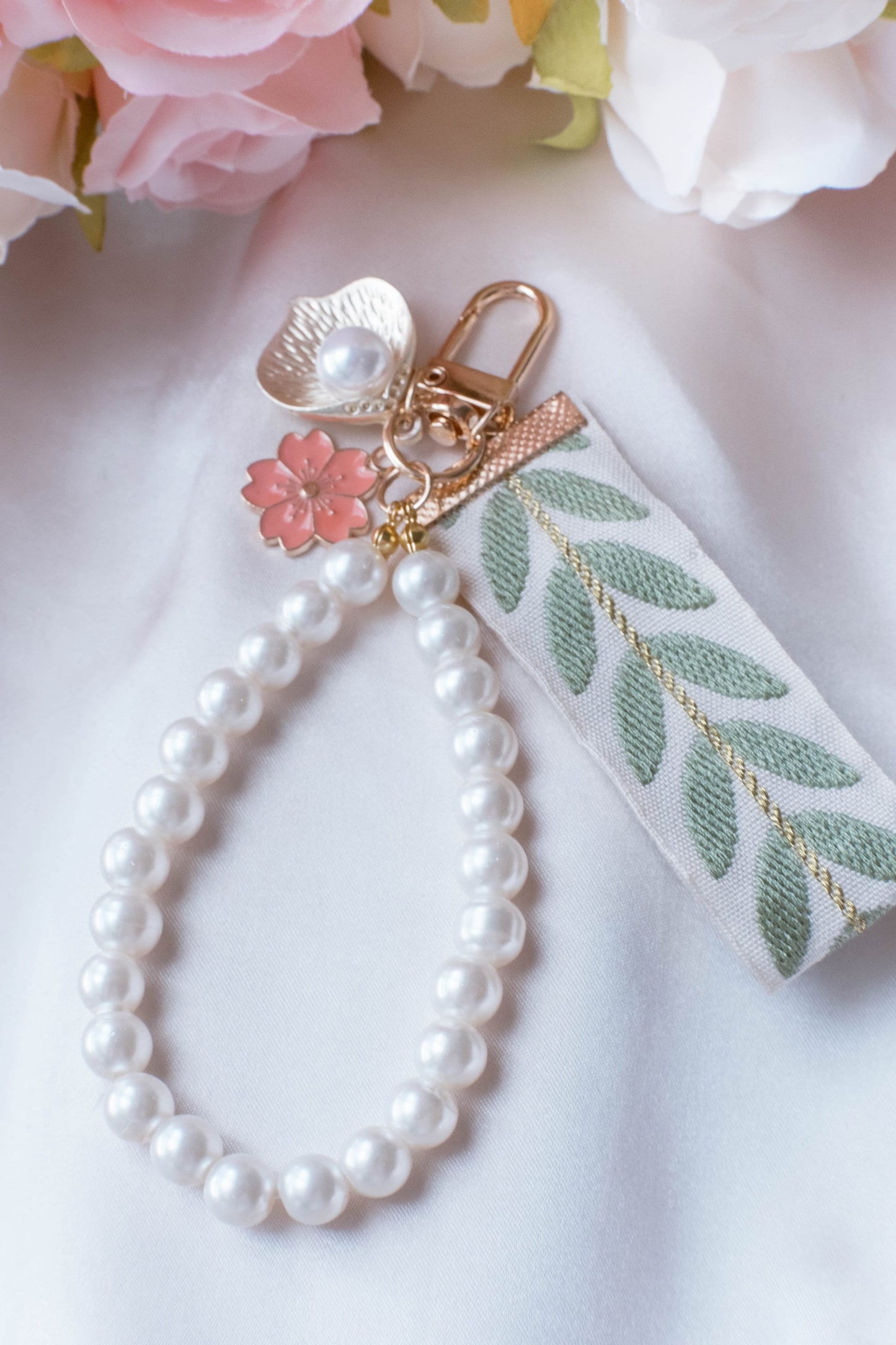 Pearl Leaf Strap Keychain Elegant Seashell Wristlet For Women Purse Accessory For Her Gift Idea for BFF Aesthetic Keychain Luxury Keychain