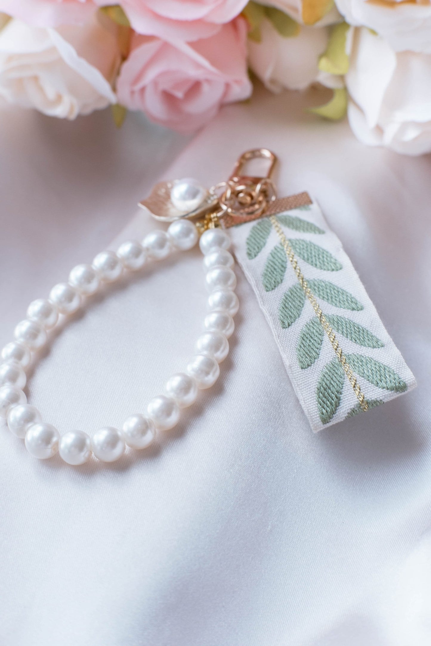 Pearl Leaf Strap Keychain Elegant Seashell Wristlet For Women Purse Accessory For Her Gift Idea for BFF Aesthetic Keychain Luxury Keychain