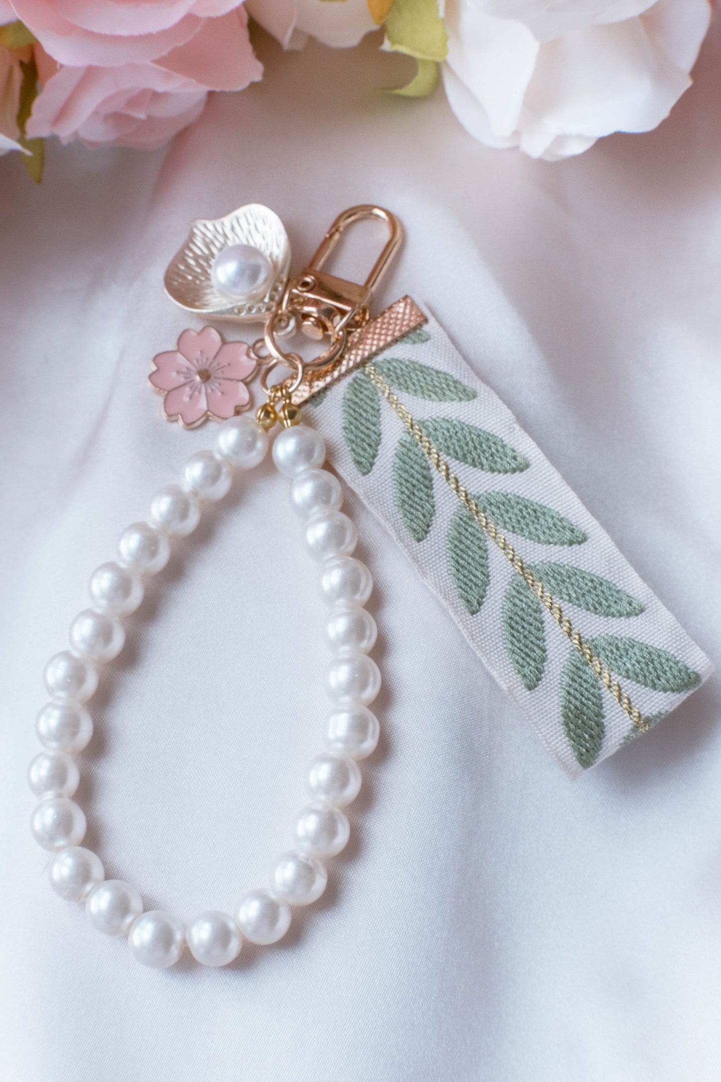 Pearl Leaf Strap Keychain Elegant Seashell Wristlet For Women Purse Accessory For Her Gift Idea for BFF Aesthetic Keychain Luxury Keychain