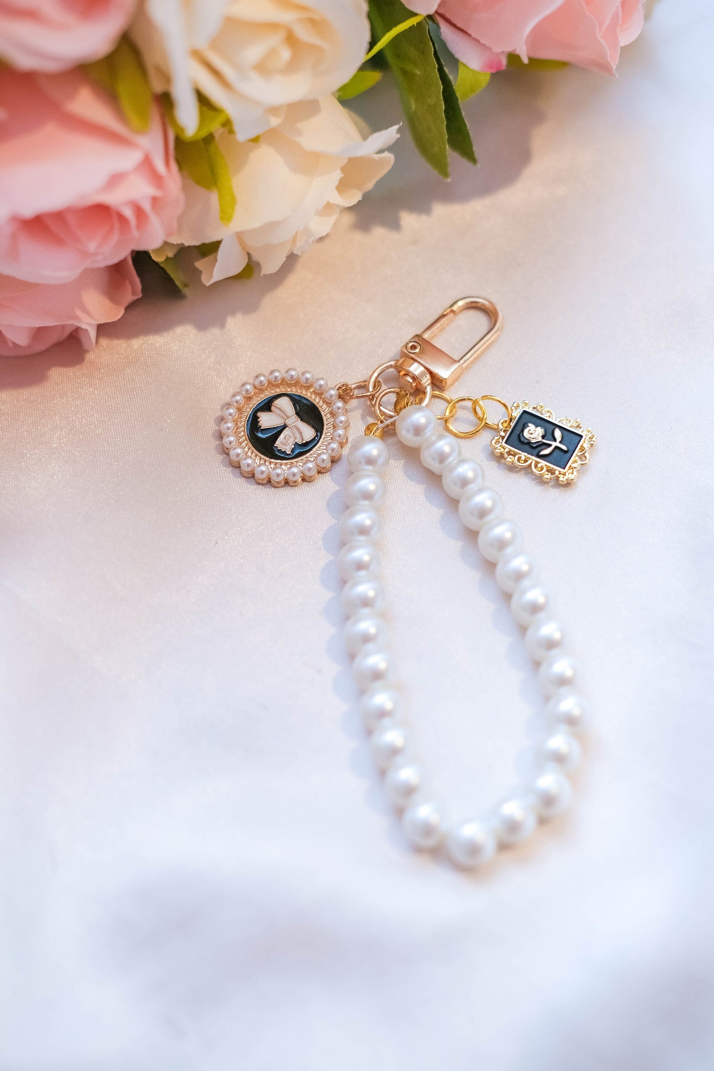 Pearl Keychain Elegant Wristlet For Women Purse Accessory For Her Gift Idea for BFF Aesthetic Women Keychain Luxury Charm Airpod Keychain